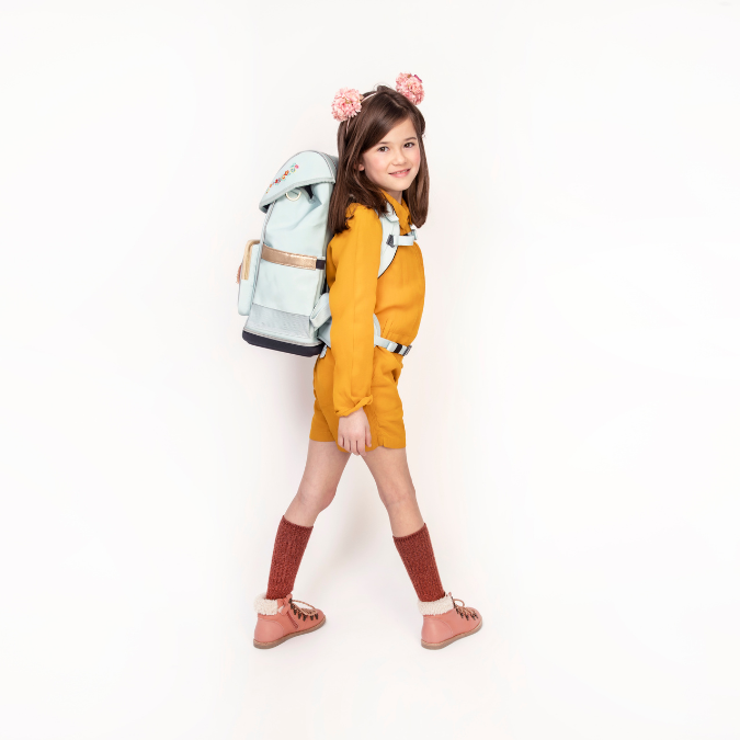 Discover the Jeune Premier Ergomaxx, the most ergonomic, durable and beautiful backpack in the world for girls aged 6 to 10. Horse girls will love the baby blue Cavalerie Florale design.