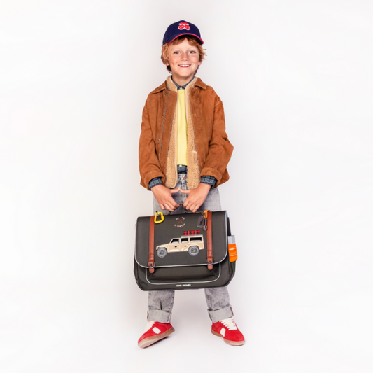 Trendy schoolbag for boys from 6 to 8 years old. This Jeune Premier It Bag Midi Camp Life is a real back-to-school essential. 