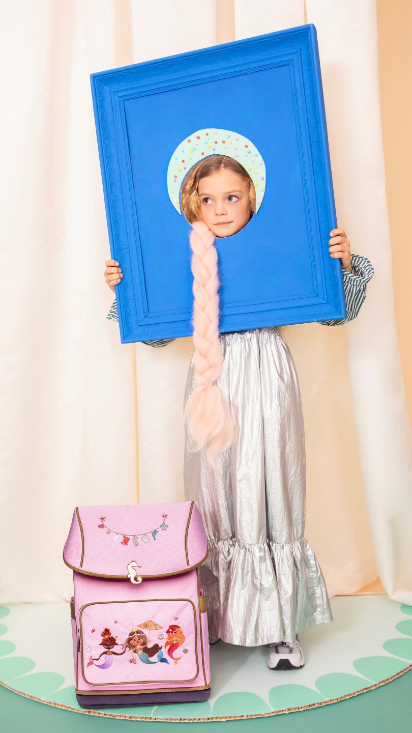 Mädchen trägt ergonomischen Ergomaxx Schulranzen im Mermaids Design